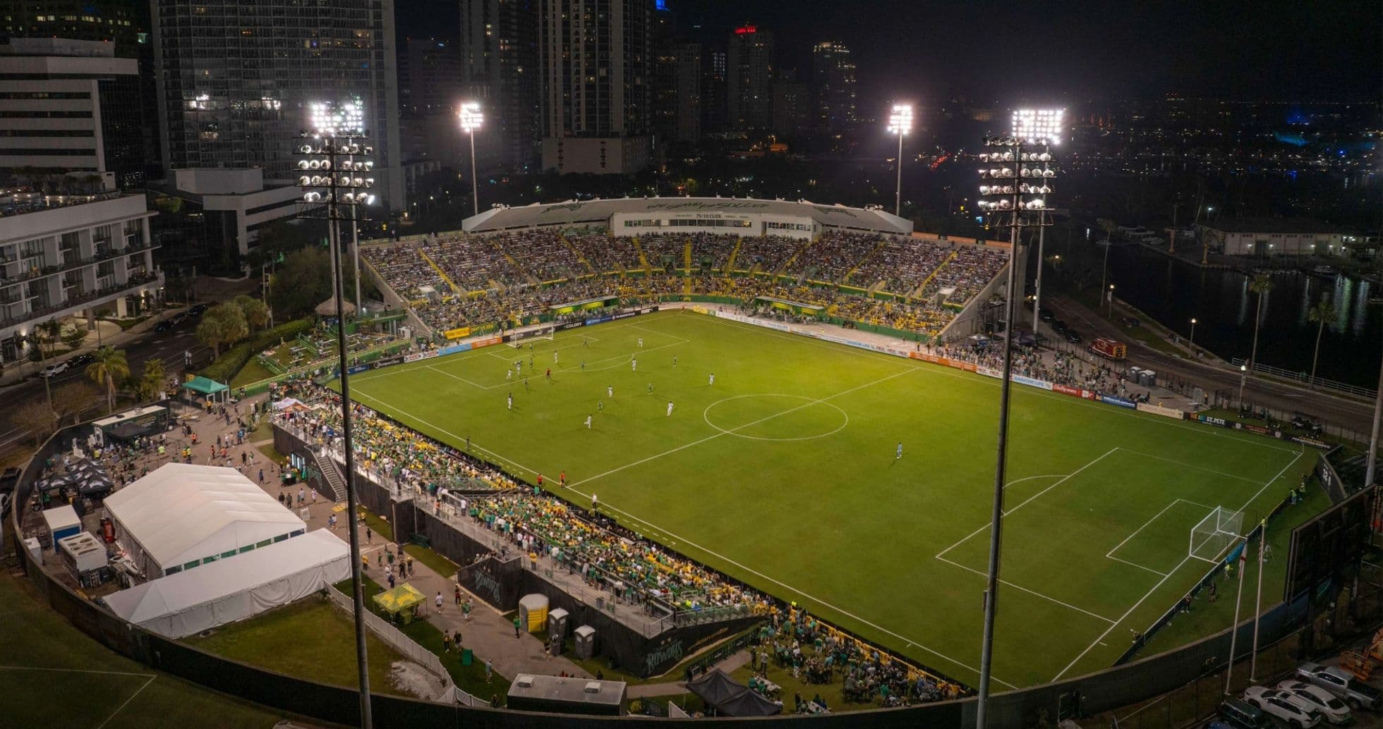Partido de fútbol en el estadio de Tampa Bay