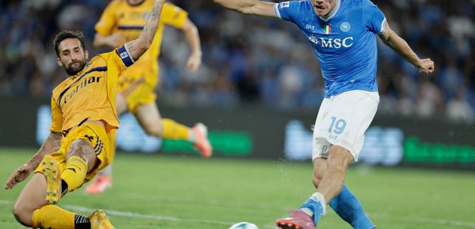 Jugador de Napoli driblando a un oponente de Pisa