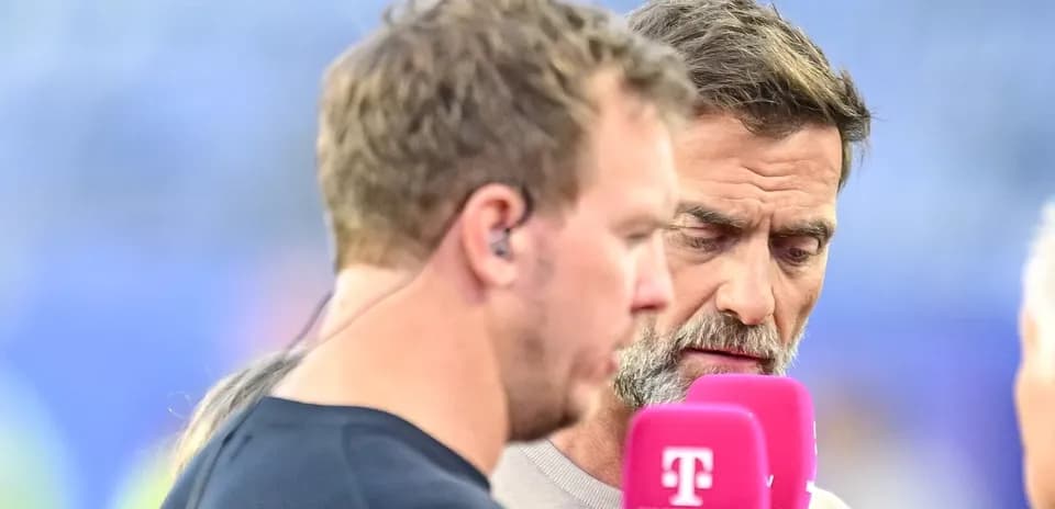 Dos hombres conversando en una entrevista deportiva