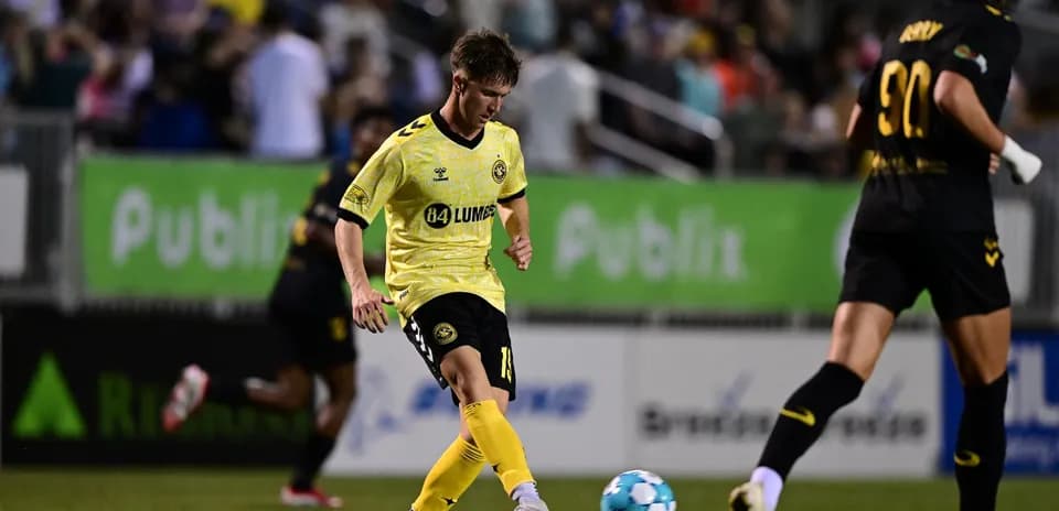 Jugador del Charleston Battery con balón en el campo