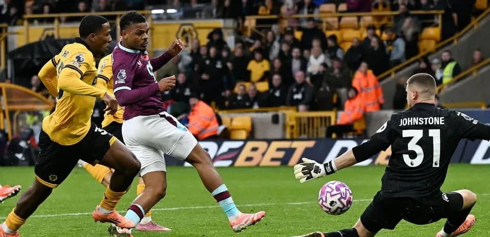Jugador de Burnley disparando contra el portero