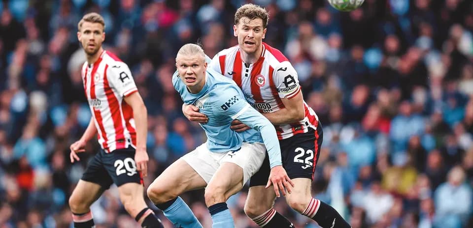 Jugadores de Manchester City y Brentford luchando por el balón
