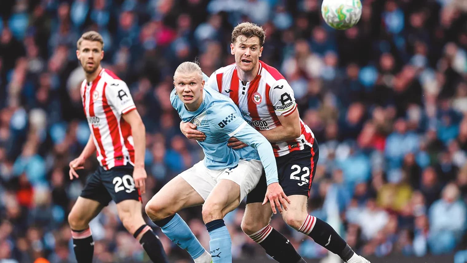 Jugadores de Manchester City y Brentford luchando por el balón