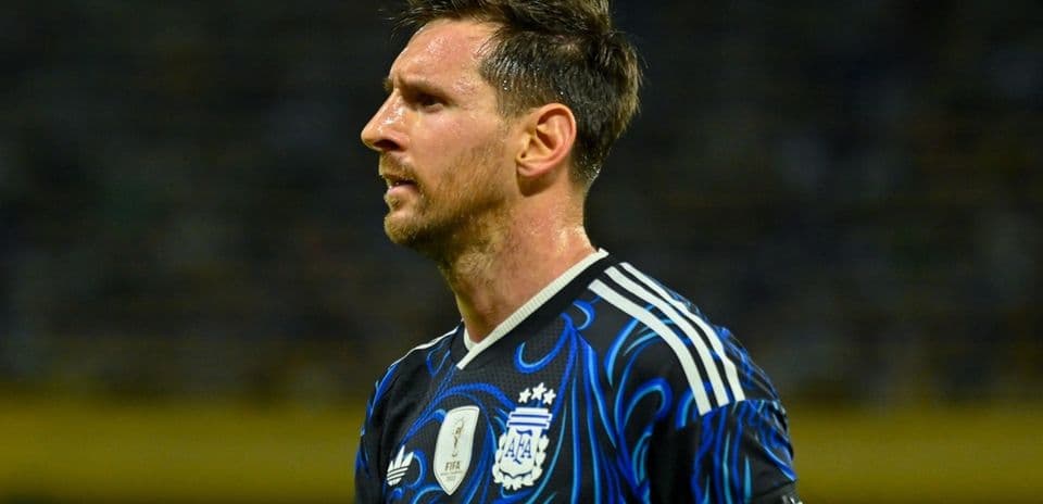 Jugador argentino en partido con uniforme azul