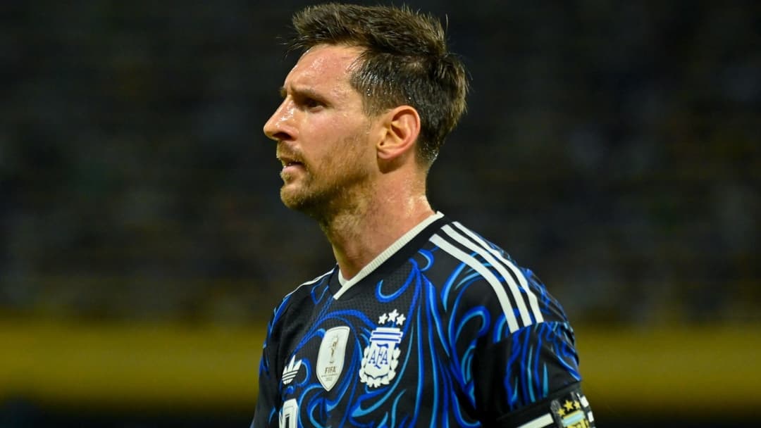 Jugador argentino en partido con uniforme azul