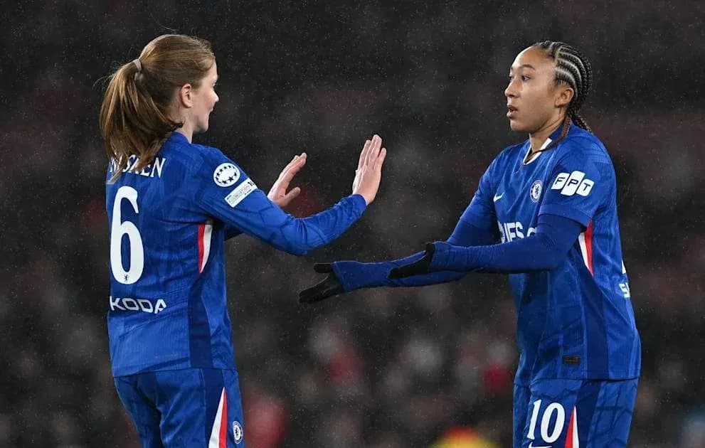 Jugadoras de Chelsea celebrando un buen momento en el partido