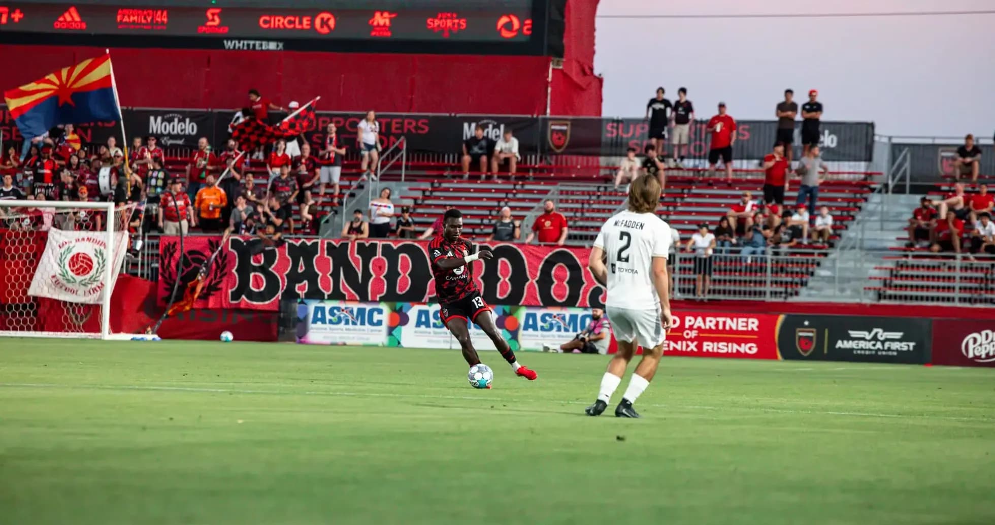 Jugador de Phoenix Rising controlando el balón