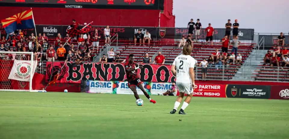 Jugador de Phoenix Rising controlando el balón