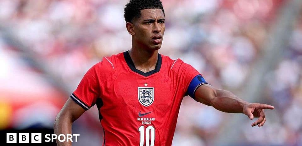 Jugador de Inglaterra señalando durante un partido
