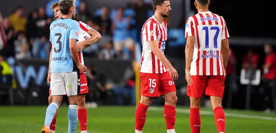 Jugadores de Atlético Madrid y Celta Vigo en el campo