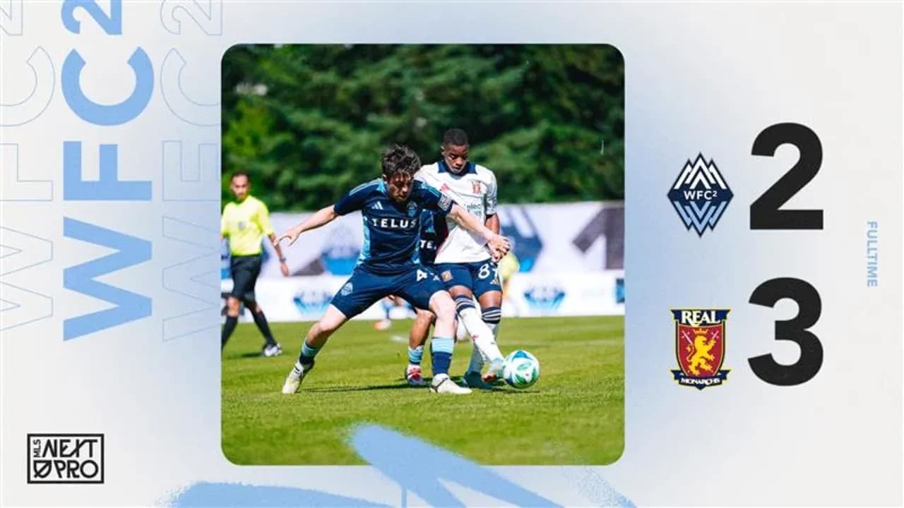 Jugadores compitiendo por el balón en el partido
