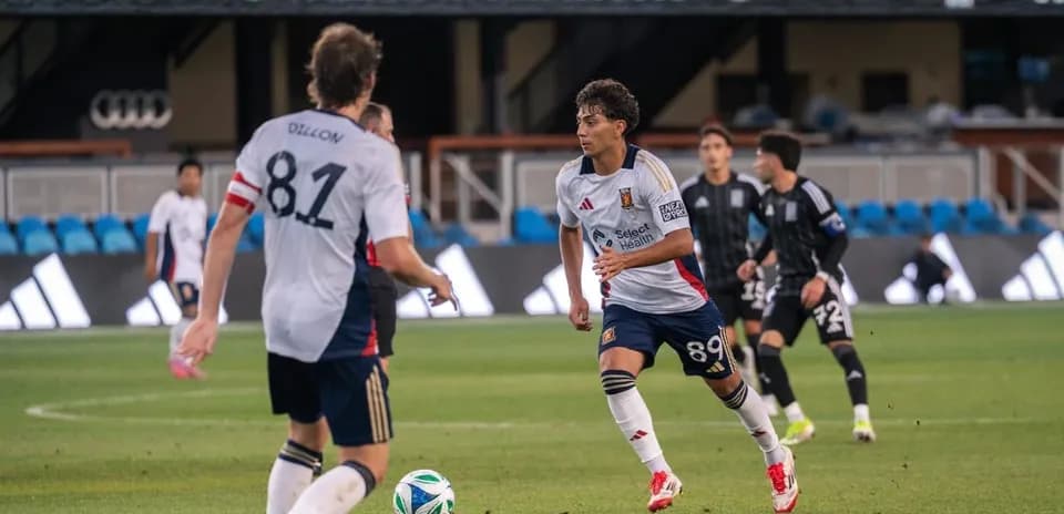 Jugadores de Real Monarchs en el campo