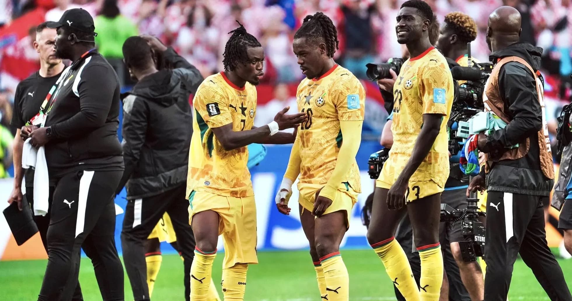 Jugadores de Ghana conversando en el partido