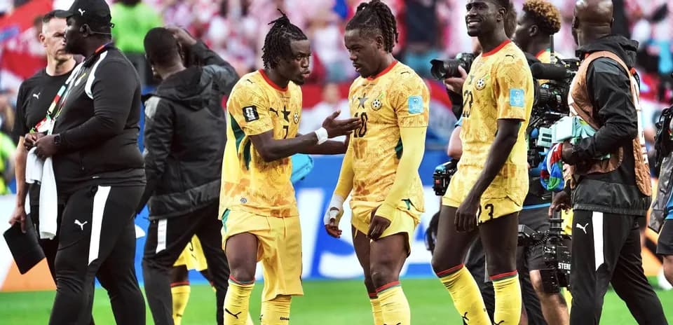 Jugadores de Ghana conversando en el partido