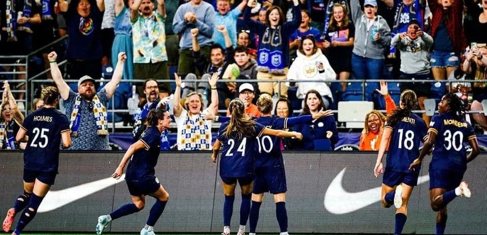 Jugadoras celebrando con la afición en el estadio