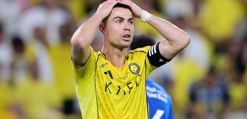Jugador con camiseta amarilla sosteniendo la cabeza