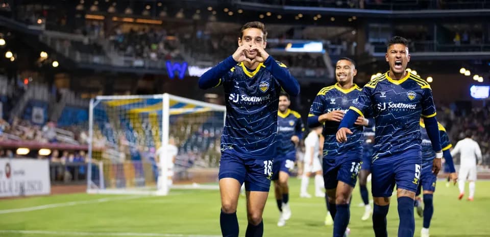 Jugadores del El Paso Locomotive celebrando un gol
