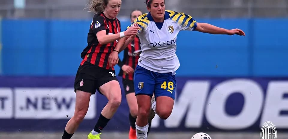 Jugadora de AC Milan y Parma luchando por el balón