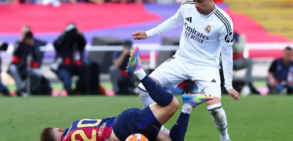 Jugador de Barcelona cae tras falta de Madrid