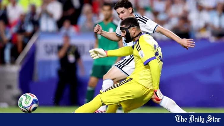 Portero despejando el balón durante un partido
