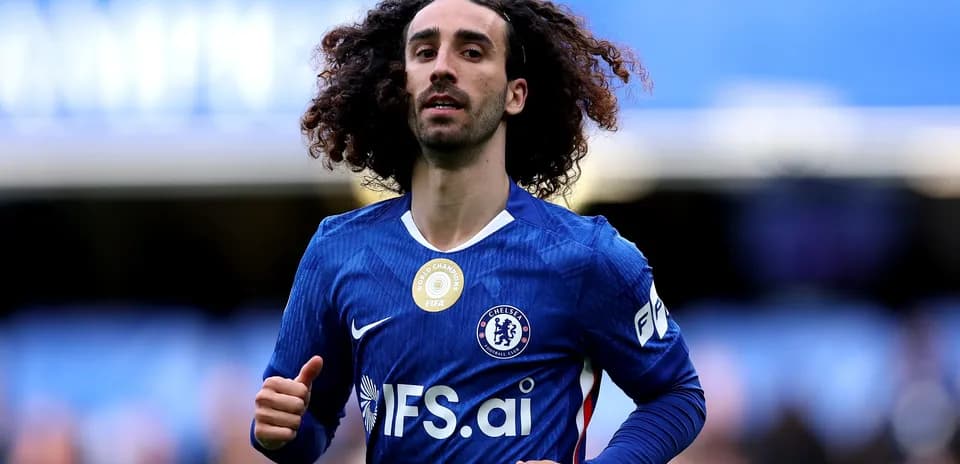 Jugador de Chelsea corriendo en el campo