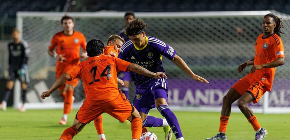 Jugando el balón entre Huntsville City y Orlando City II