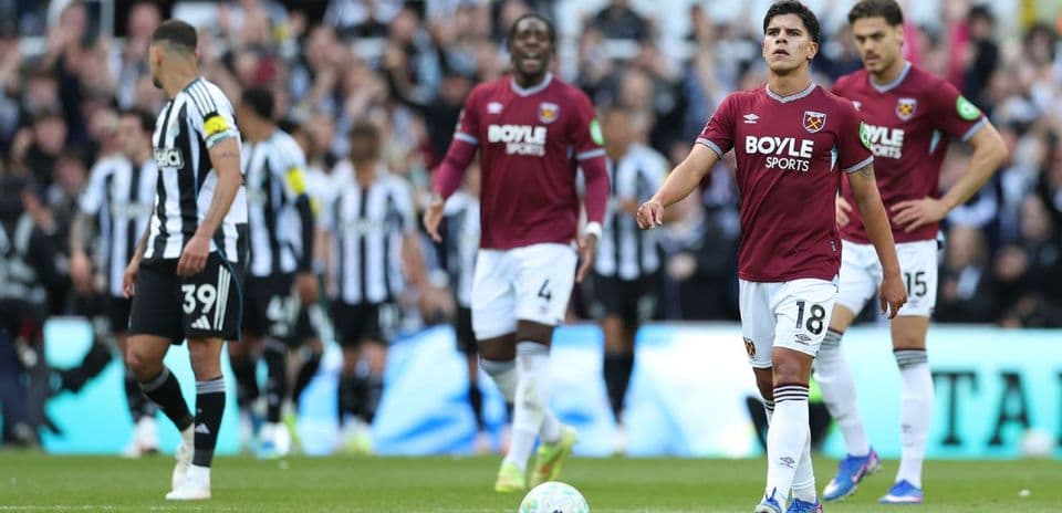 Jugadores de Newcastle y West Ham en el partido