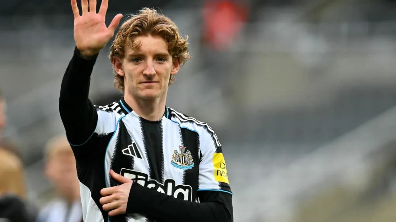 Jugador de Newcastle saludando a la afición