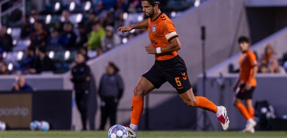Jugador de Orange County SC corriendo con el balón