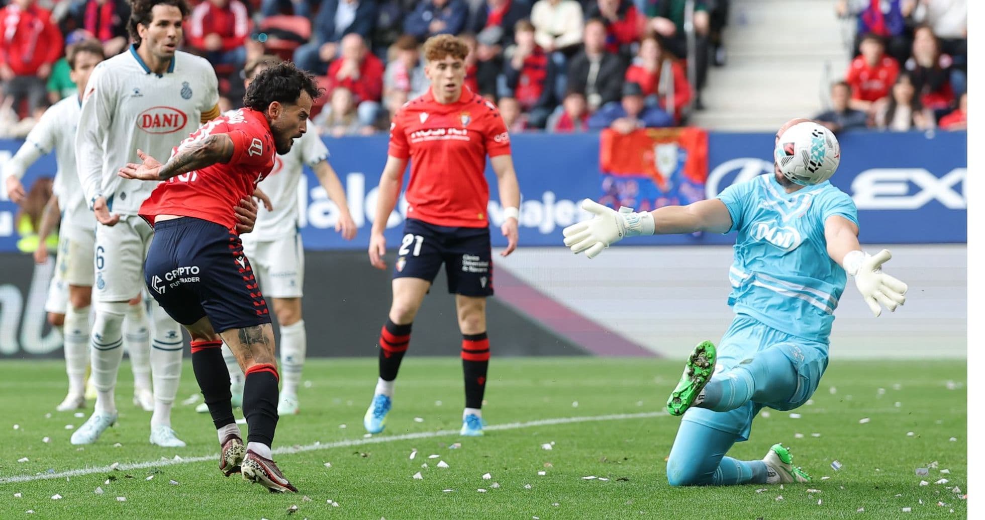 Jugadores de Osasuna y Espanyol en acción