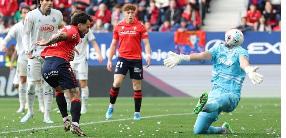 Jugadores de Osasuna y Espanyol en acción