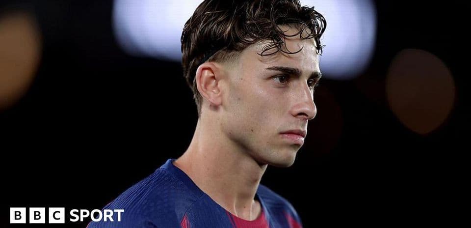 Jugador de fútbol con uniforme de Barcelona en el campo