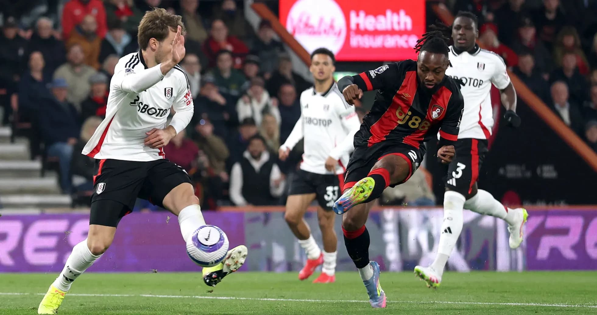 Jugador de Fulham intentando interceptar el balón