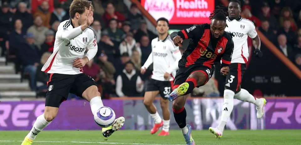 Jugador de Fulham intentando interceptar el balón