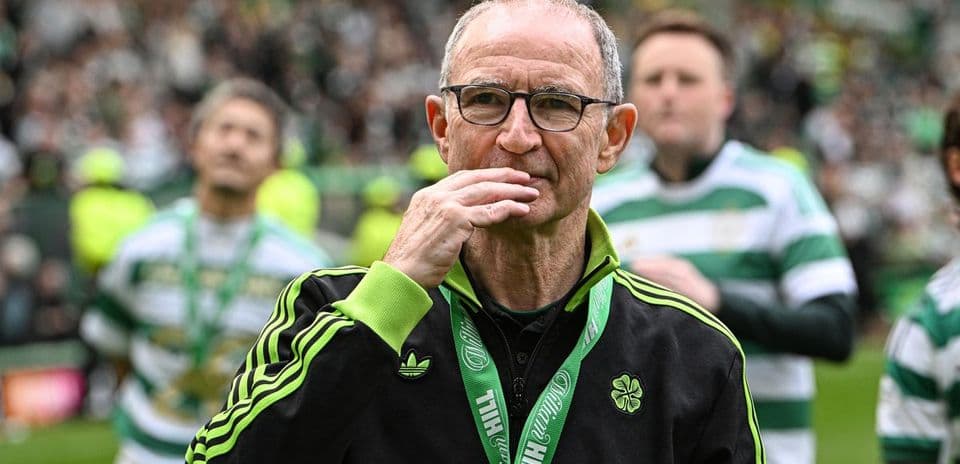 Entrenador en el campo con medalla de campeón