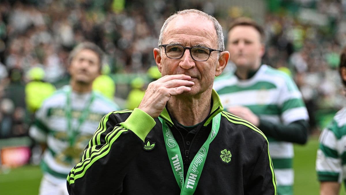 Entrenador en el campo con medalla de campeón