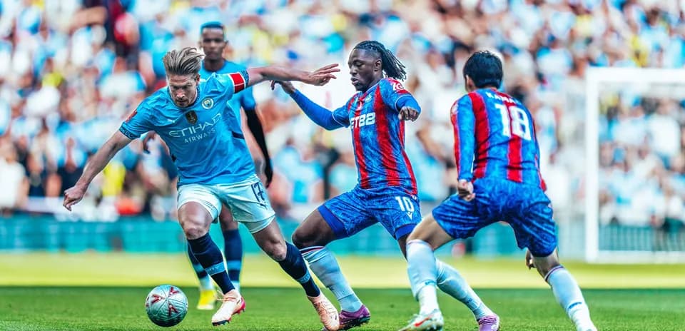 Jugador de Manchester City con balón contra Crystal Palace