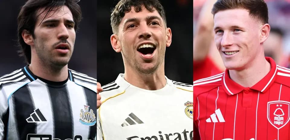 Tres jugadores de fútbol en sus uniformes de equipo