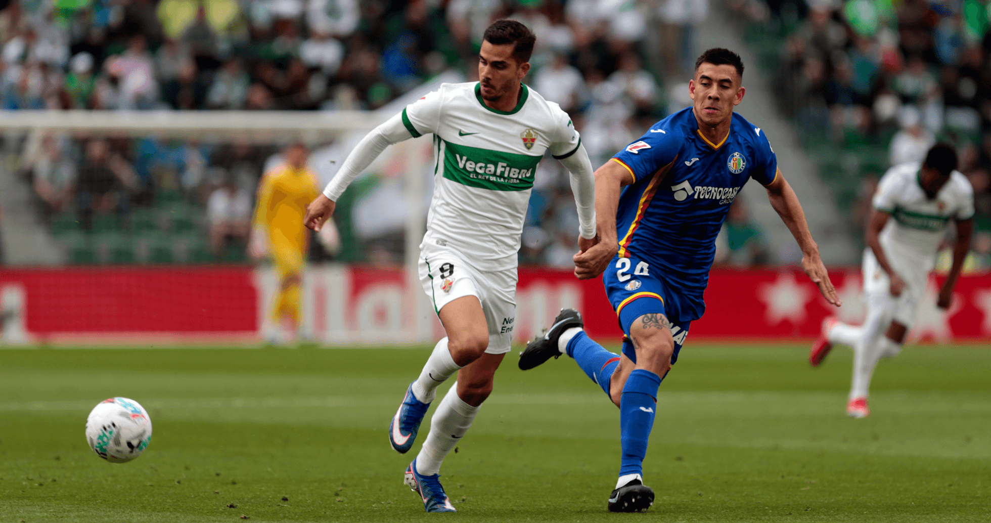 Jugadores de Elche y Getafe luchando por el balón