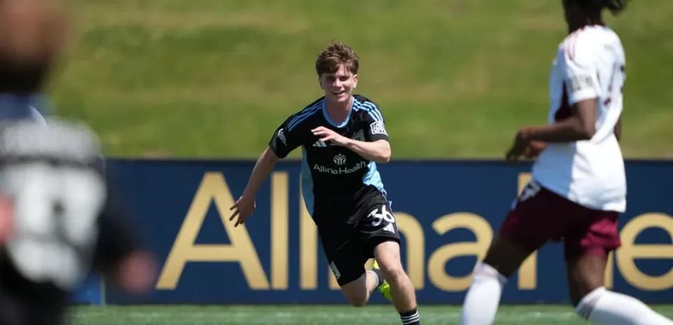 Jugador de Minnesota United II corriendo con el balón