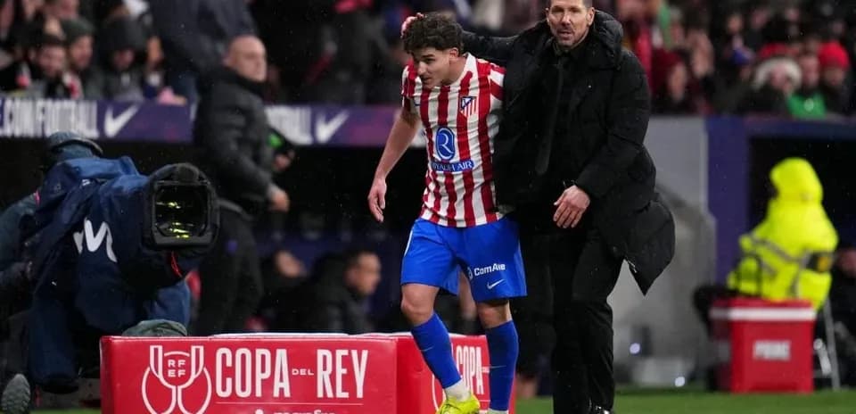 Entrenador ayudando a jugador a salir del campo