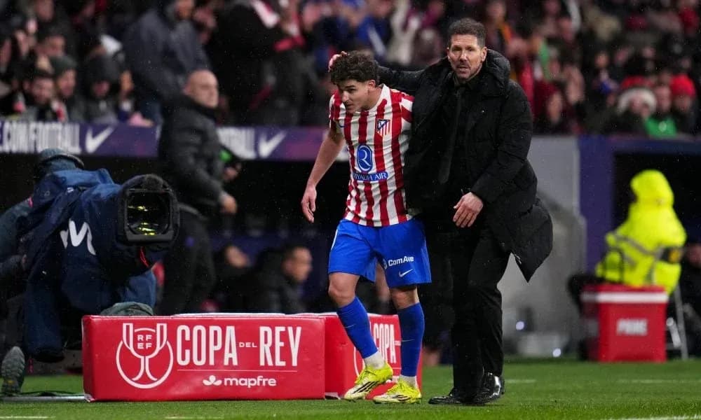 Entrenador ayudando a jugador a salir del campo