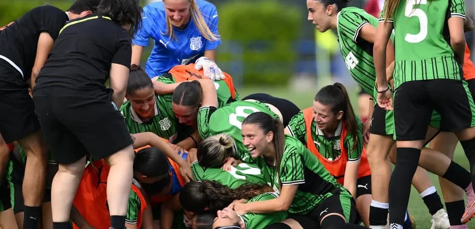 Jugadoras de Sassuolo celebrando en el campo