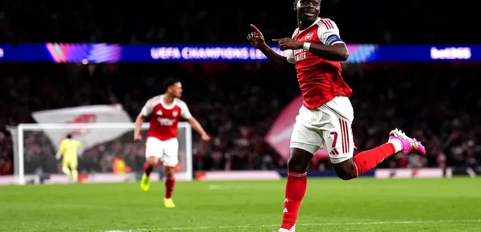 Jugador de Arsenal celebra un gol en Champions