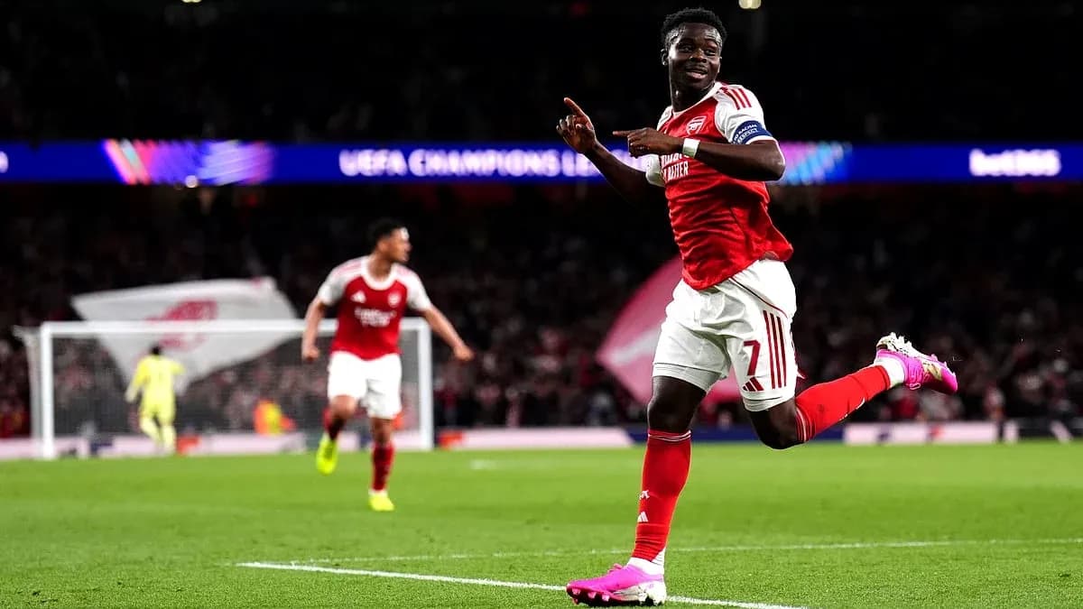 Jugador de Arsenal celebra un gol en Champions