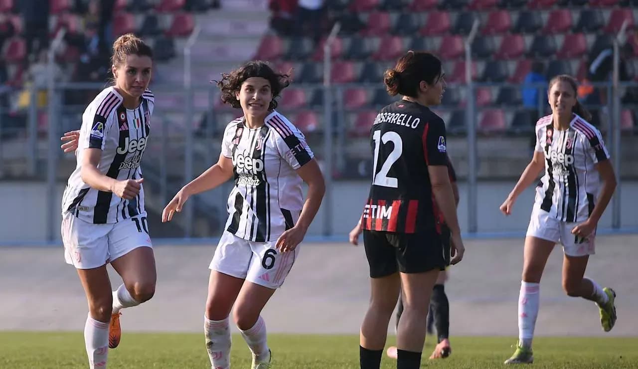 Jugadoras de Juventus celebrando un gol