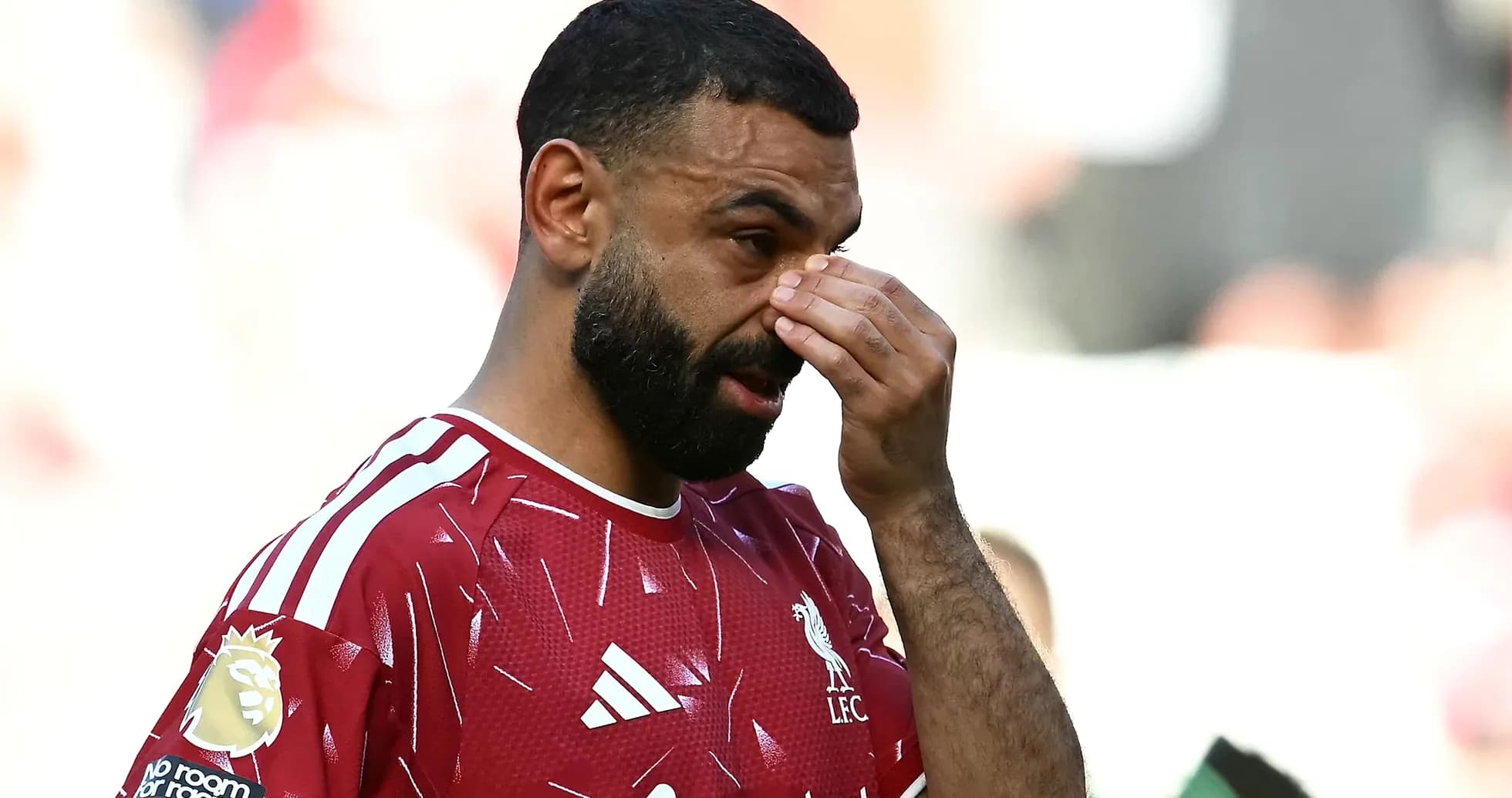 Jugador de Liverpool ajustando su gafete durante el partido