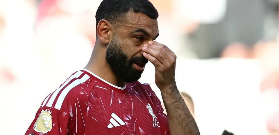 Jugador de Liverpool ajustando su gafete durante el partido