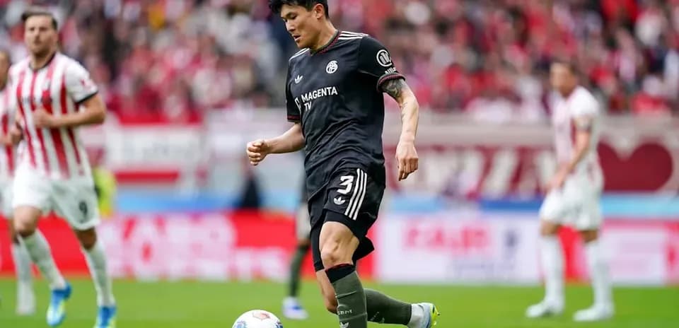Jugador controlando el balón en un partido de fútbol