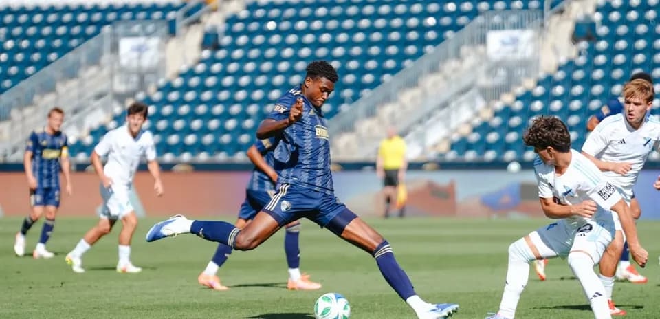 Jugador de Philadelphia Union II en acción contra NYC II